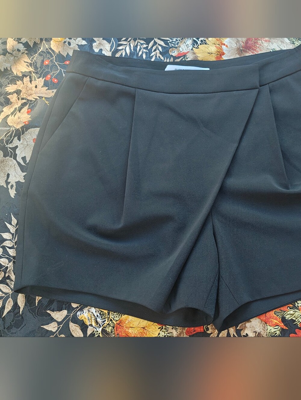 Elizabeth and James Black Pleated Dress Shorts, Size 4
